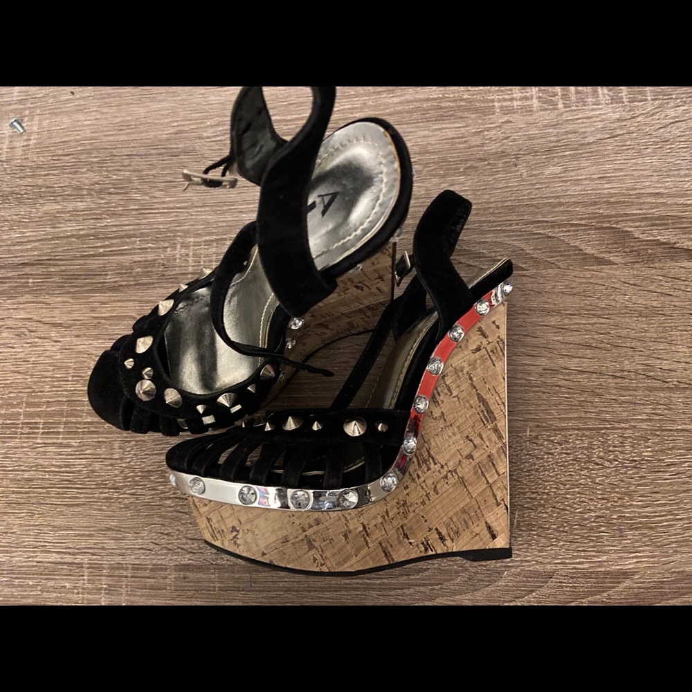 Black Wedges